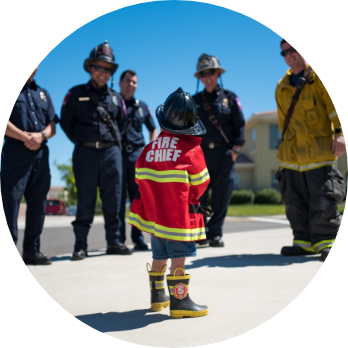 niño con bomberos